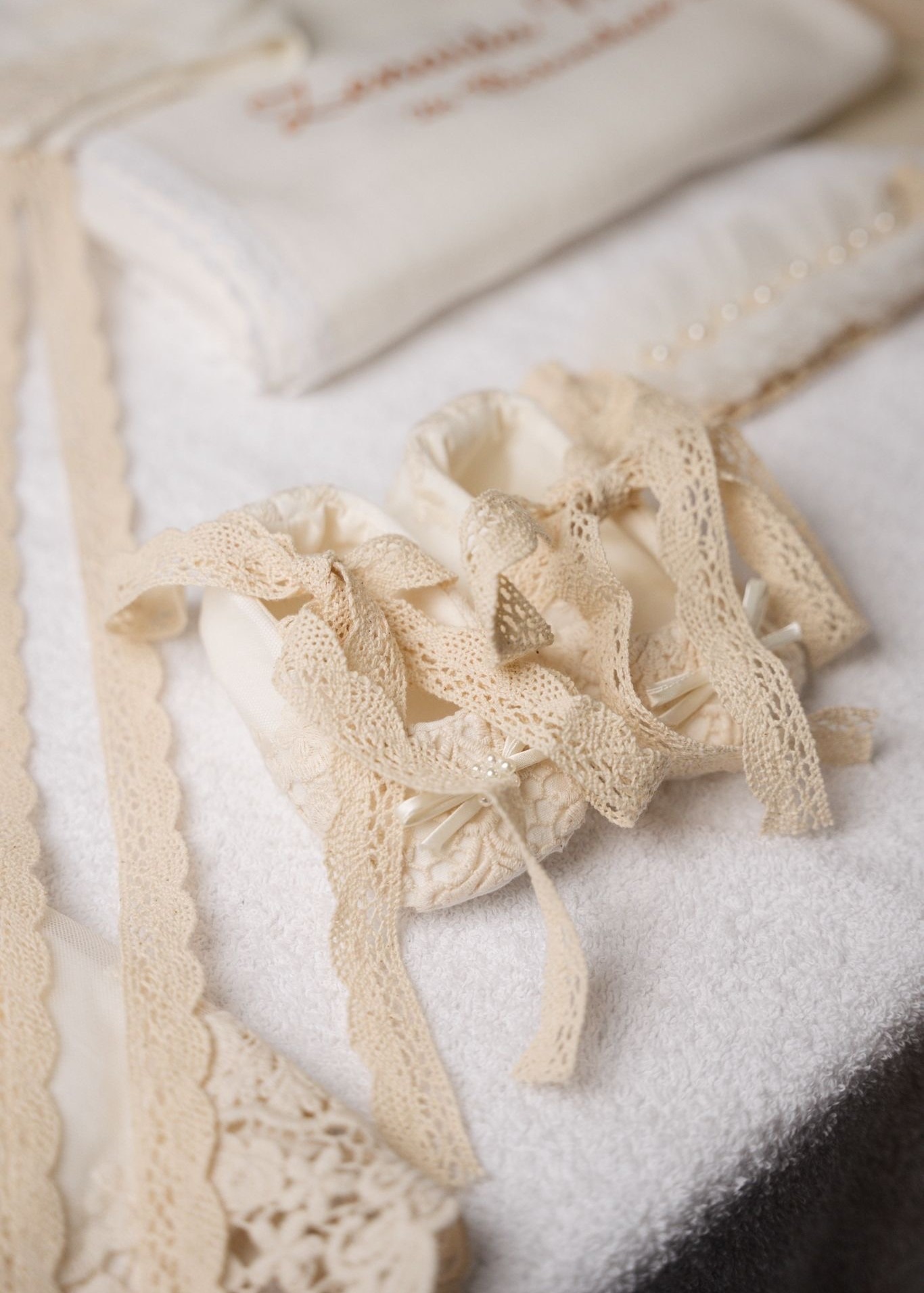 Trusou de botez premium pentru bebelușe – muselină, dantelă și detalii personalizate - imagine 6