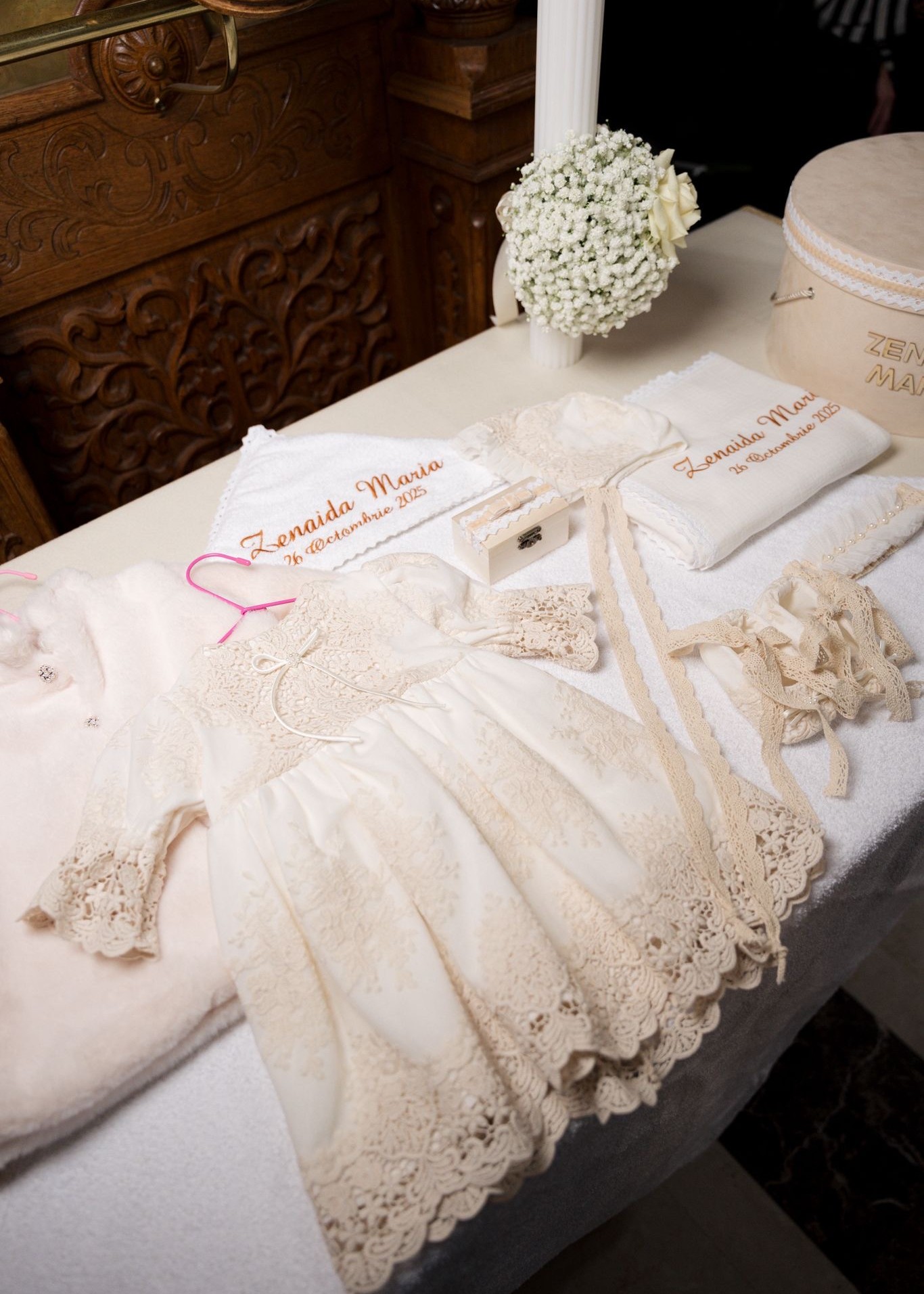 Trusou de botez premium pentru bebelușe – muselină, dantelă și detalii personalizate - imagine 8