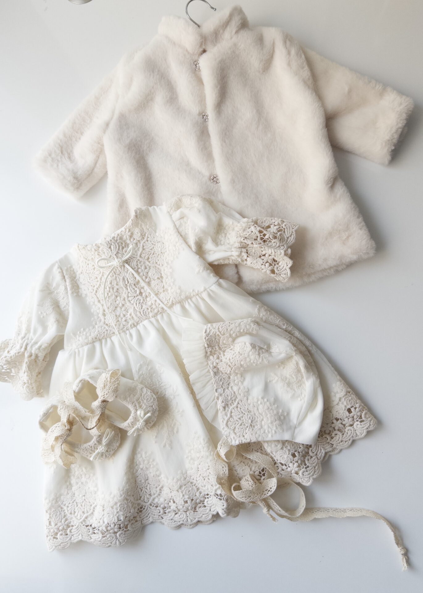 Trusou de botez premium pentru bebelușe – muselină, dantelă și detalii personalizate - imagine 5