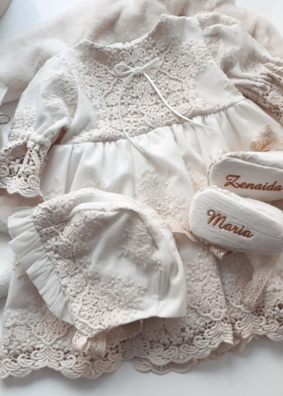 Trusou de botez premium pentru bebelușe – muselină, dantelă și detalii personalizate - imagine 4