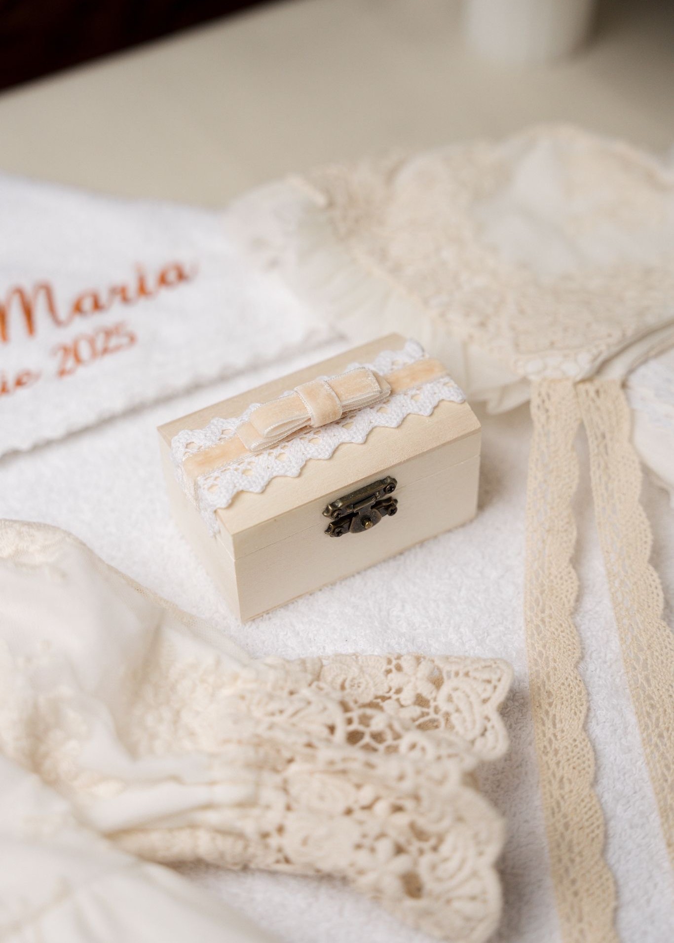 Trusou de botez premium pentru bebelușe – muselină, dantelă și detalii personalizate - imagine 3