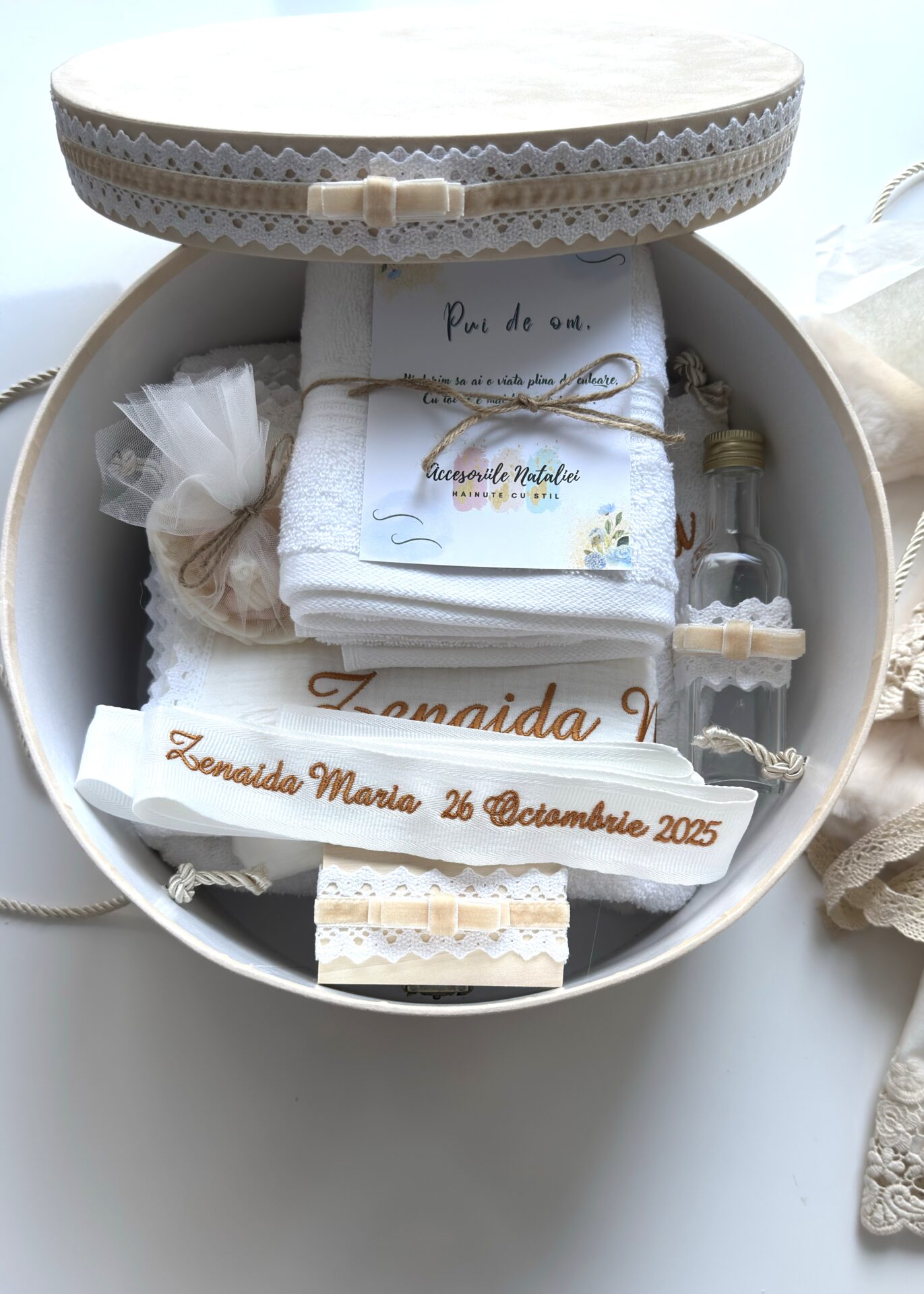 Trusou de botez premium pentru bebelușe – muselină, dantelă și detalii personalizate - imagine 7